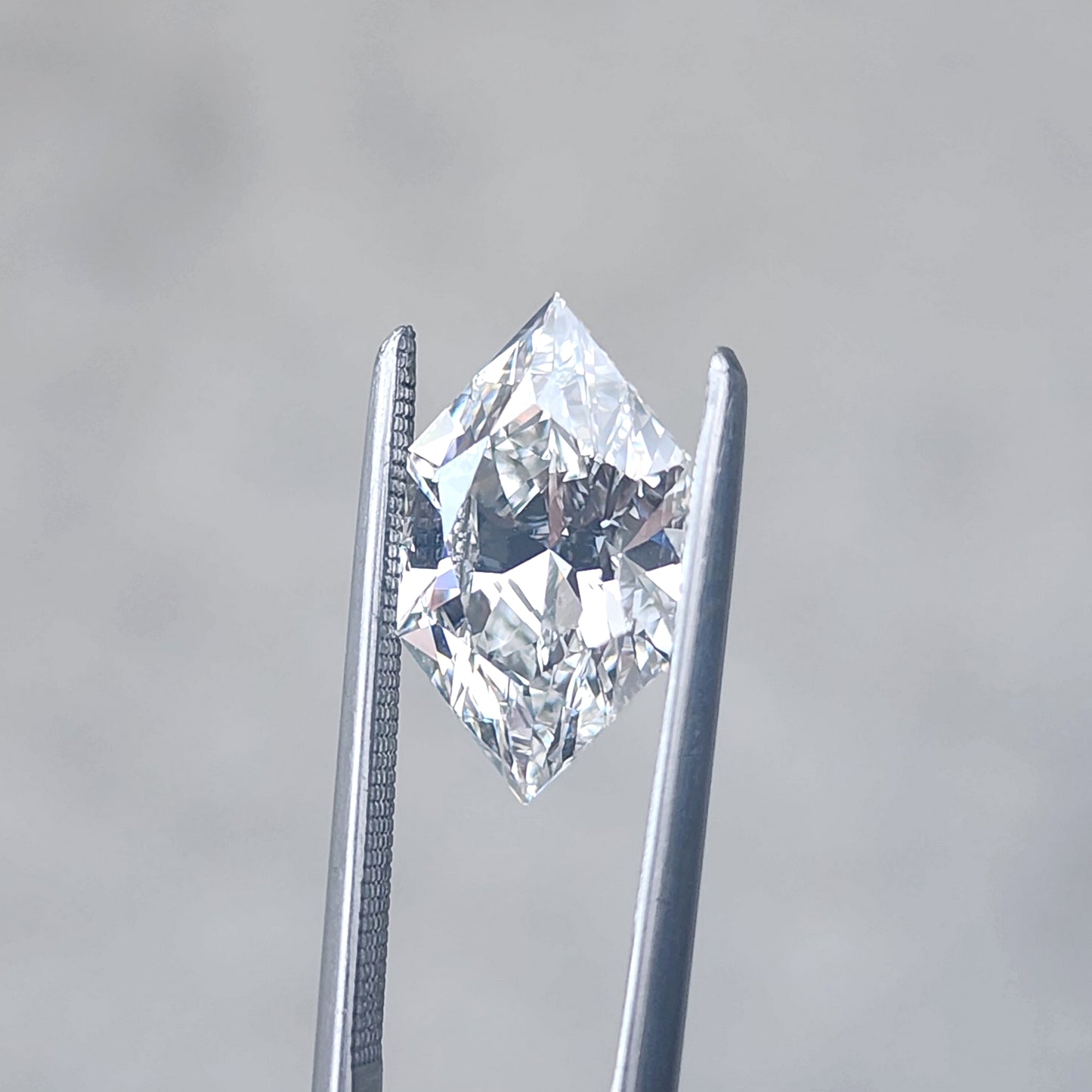 2.39ct Elongated Hexagon Duchess Cut H/VVS2