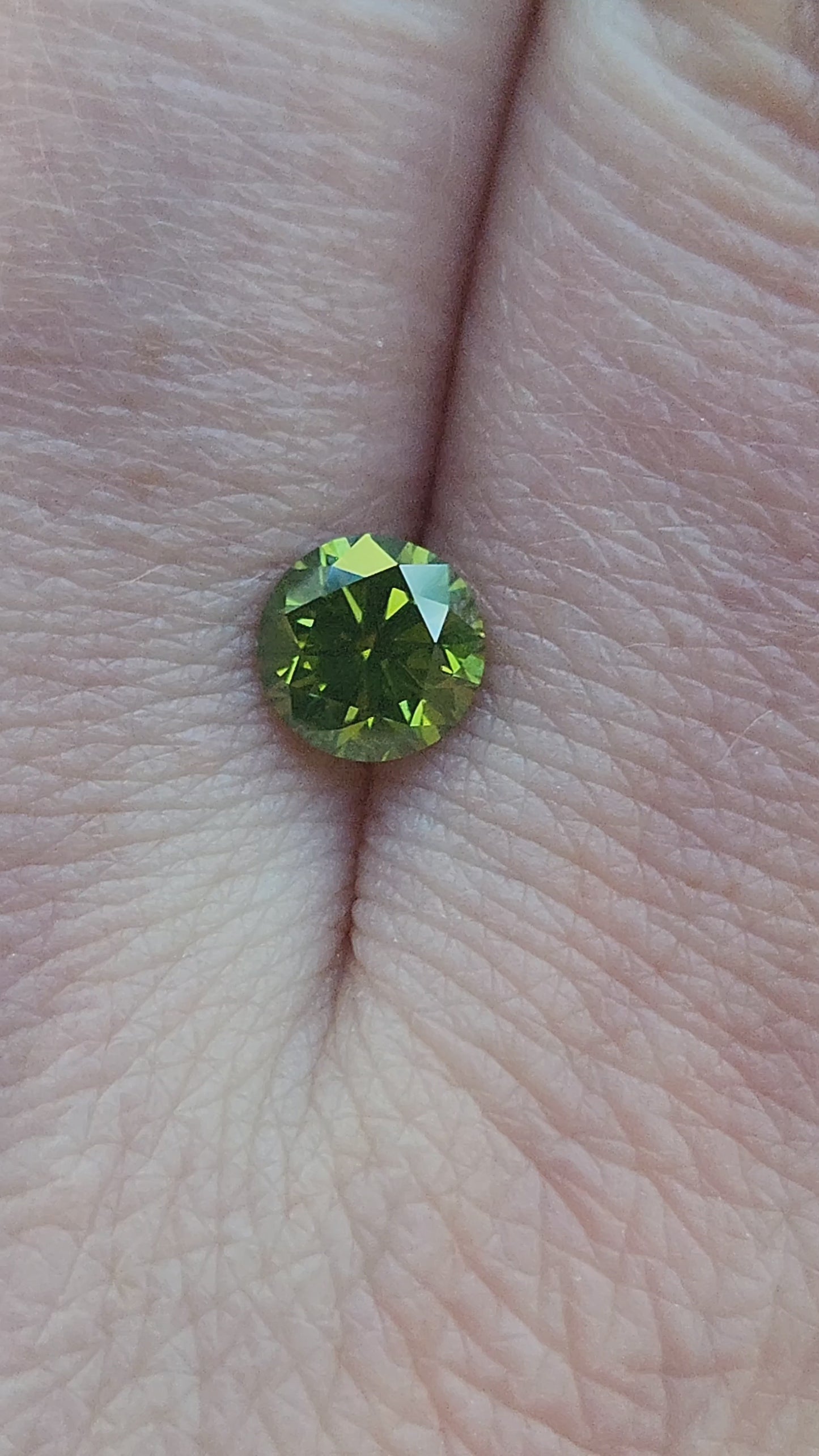 Load and play video in Gallery viewer, 1.01ct Irradiated Natural Green Round Brilliant Diamond
