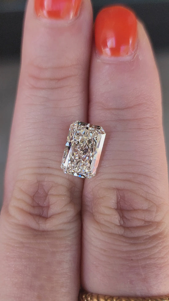 Load and play video in Gallery viewer, 3.36ct Radiant Cut Lab Diamond I/VS2
