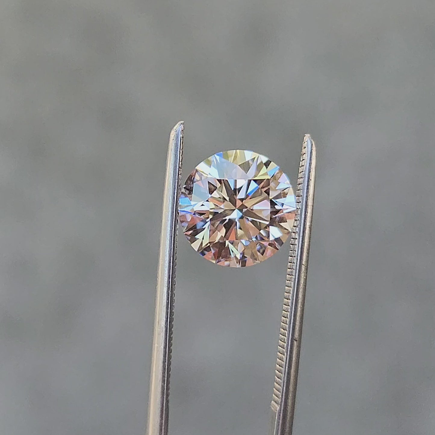 Load and play video in Gallery viewer, 1.70ct Round Brilliant Cut Lab Diamond G/SI1
