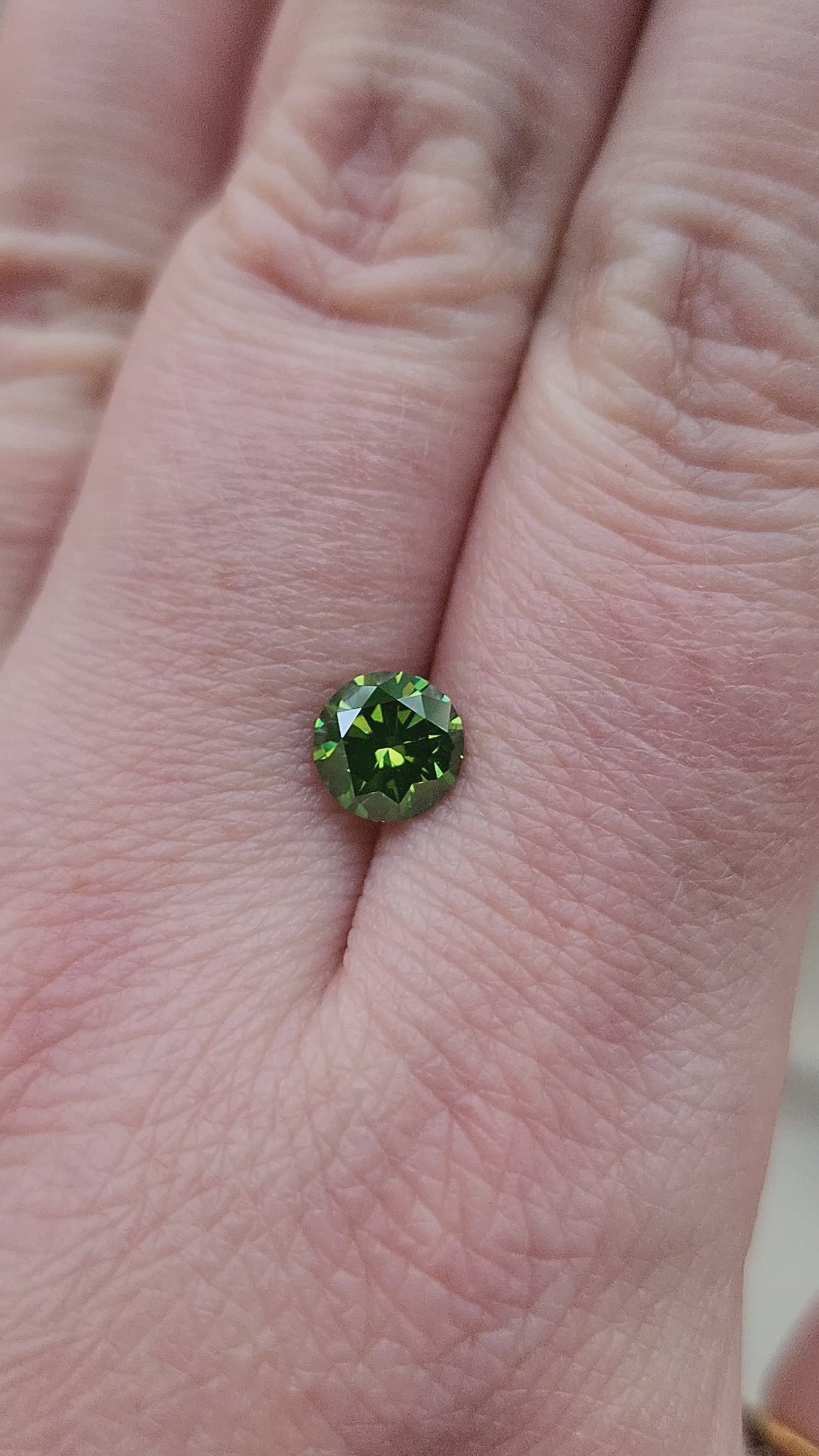 Load and play video in Gallery viewer, 1.09ct Irradiated Natural Green Round Brilliant Diamond
