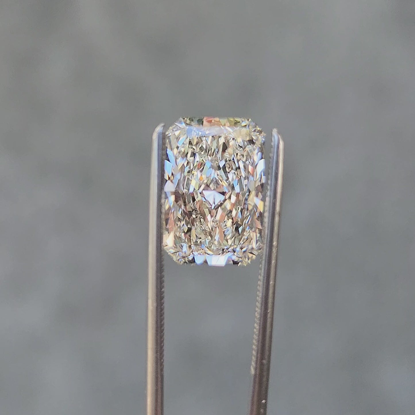 Load and play video in Gallery viewer, 3.36ct Radiant Cut Lab Diamond I/VS2
