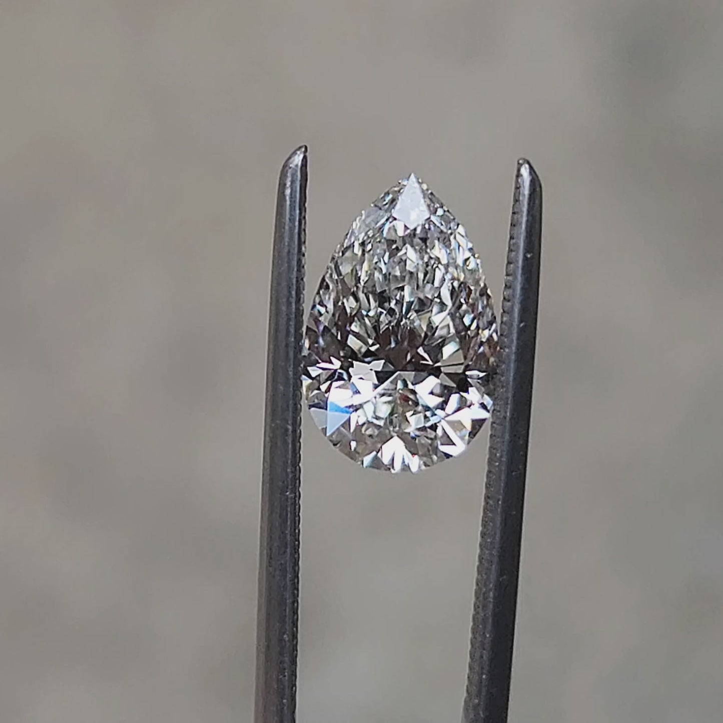 Load and play video in Gallery viewer, 1.42ct pear lab diamond G/VS1
