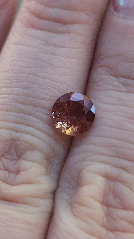 Load and play video in Gallery viewer, 1.11ct Natural Round Faceted Oregon Sunstone 6.9mm
